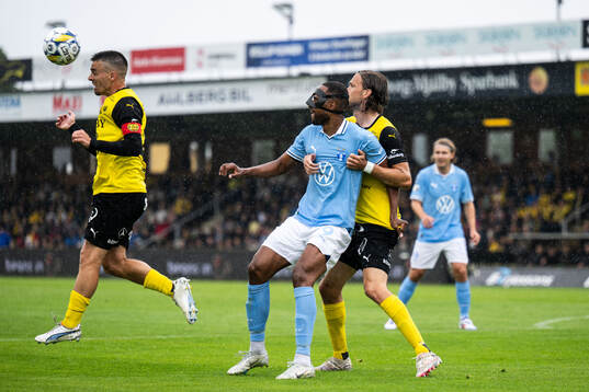 Mjällbys Jesper Gustavsson och Tom Pettersson mot Malmö