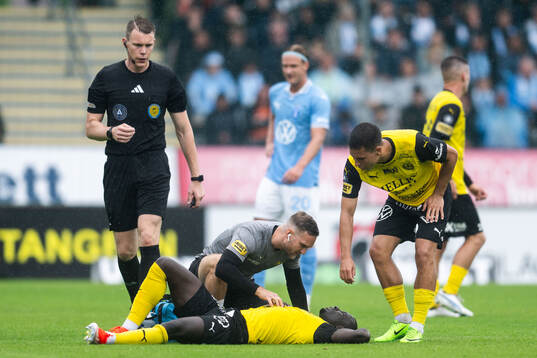 Mjällbys Abdoulie Manneh har ont