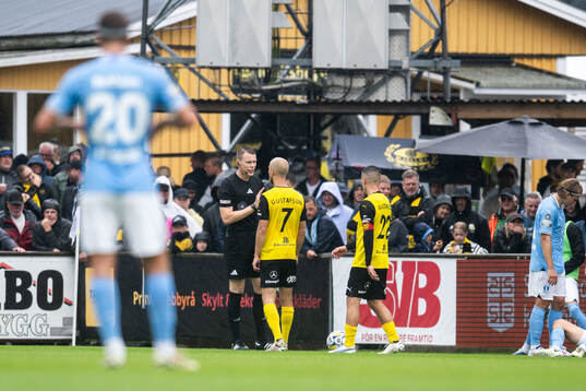 Domare Oscar Johnson och Mjällbys Viktor Gustafson