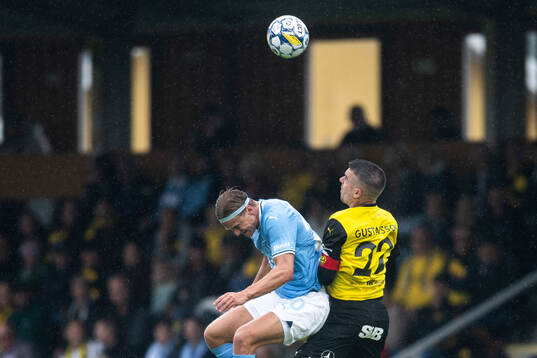 Malmö FFs Erik Botheim och Mjällbys Jesper Gustavsson