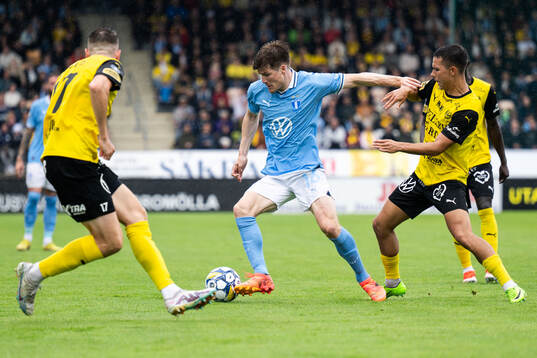 Malmö FFs Oliver Berg och Mjällbys Nicklas Røjkjær
