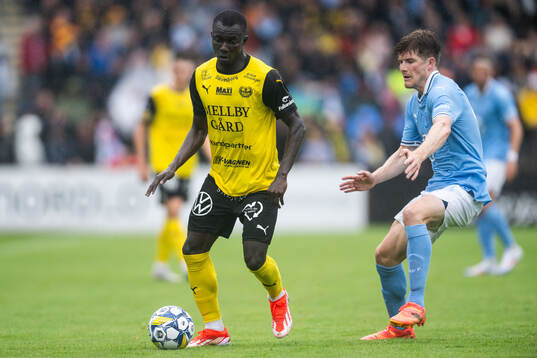 Mjällbys Abdoulie Manneh och Malmö FFs Oliver Berg