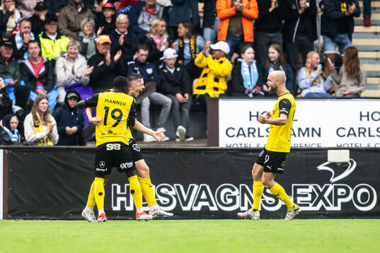 Mjällbys Elliot Stroud jublar med Abdoulie Manneh och