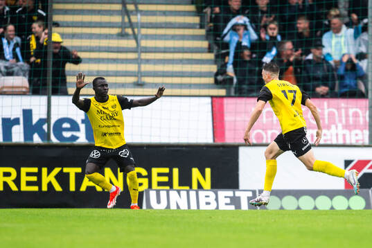 Mjällbys Elliot Stroud jublar med Abdoulie Manneh
