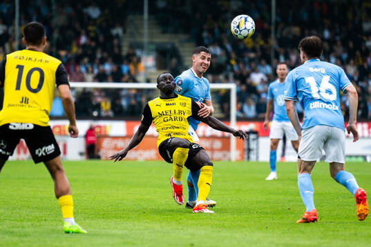 Mjällbys Abdoulie Manneh och Malmö FFs Lasse Berg Johnsen