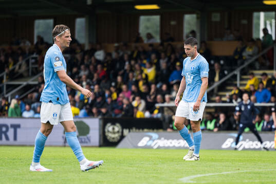 Malmö FFs Jens Stryger Larsen och Lasse Berg Johnsen deppar