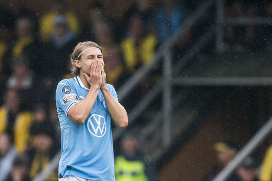Malmö FFs Sebastian Nanasi deppar