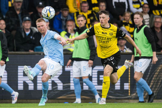 Malmö FFs Anders Christiansen och Mjällbys Elliot Stroud