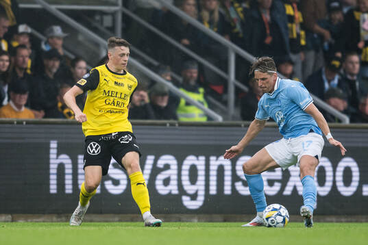 Mjällbys Elliot Stroud och Malmö FFs Jens Stryger Larsen