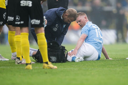 Malmö FFs Anders Christiansen har ont och får vård