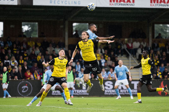 Mjällbys Tom Pettersson och Malmö FFs Isaac Kiese Thelin
