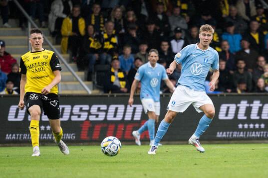 Mjällbys Elliot Stroud och Malmö FFs Hugo Bolin