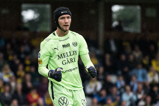 Mjällbys målvakt Noel Törnqvist jublar
