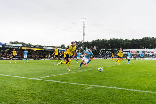 Mjällbys Colin Rösler och Malmö FFs Gabriel Busanello