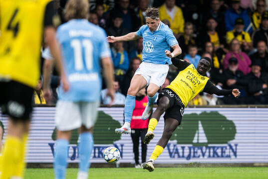 Malmö FFs Jens Stryger Larsen och Mjällbys Seedy Imam
