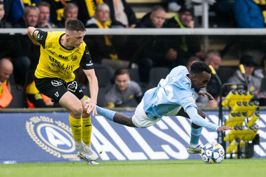 Mjällbys Elliot Stroud och Malmö FFs Taha Ali