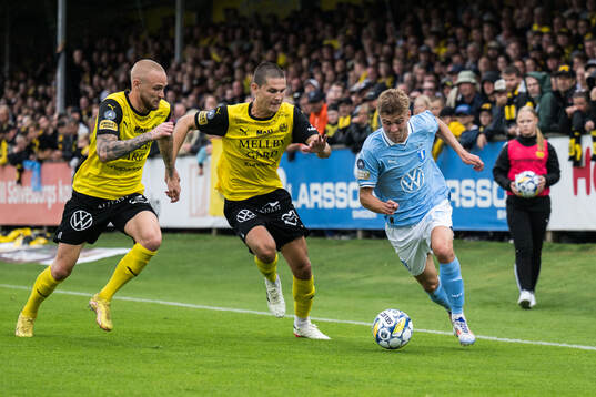 Mjällbys Adam Ståhl och Rasmus Wikström mot Malmö FFs