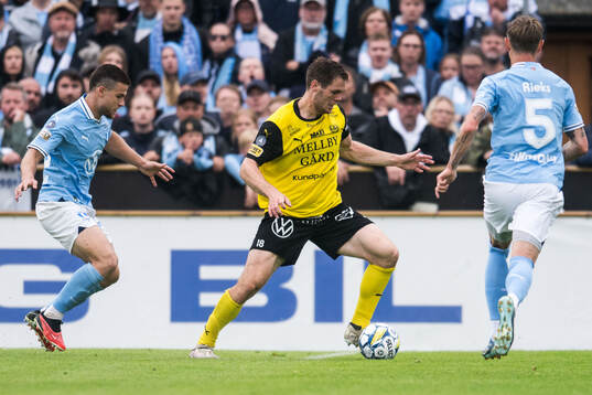 Malmö FFs Gabriel Busanello och Mjällbys Jacob Bergström