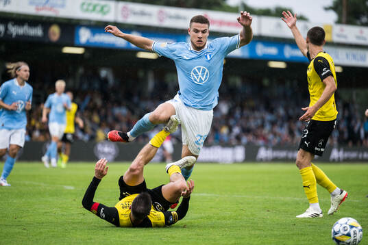 Mjällbys Jesper Gustavsson och Malmö FFs Gabriel Busanello