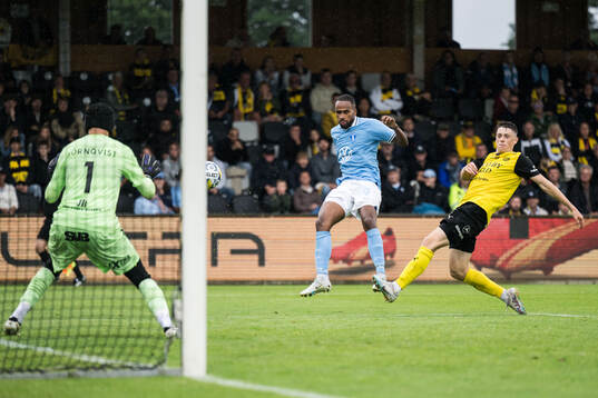 Malmö FFs Isaac Kiese Thelin och Mjällbys Elliot Stroud