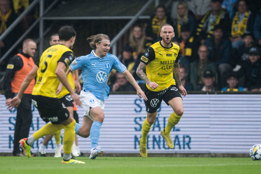 Malmö FFs Sebastian Nanasi och Mjällbys Adam Ståhl