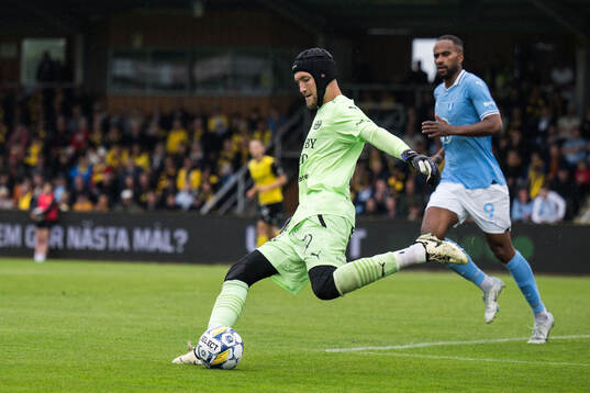 Mjällbys målvakt Noel Törnqvist och Malmö FFs Isaac