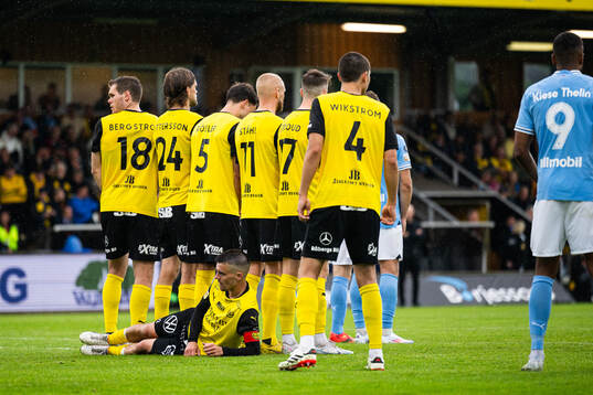 Mjällbys Jesper Gustavsson ligger i muren