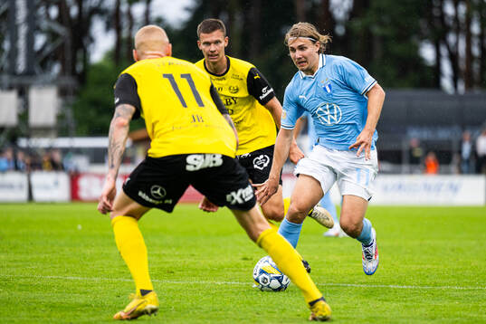Mjällbys Arvid Brorsson och Malmö FFs Sebastian Nanasi