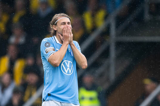 Malmö FFs Sebastian Nanasi deppar