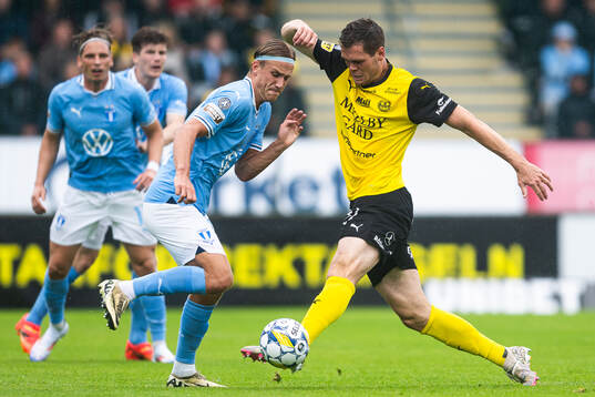 Malmö FFs Erik Botheim och Mjällbys Jacob Bergström