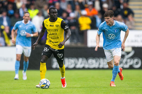 Mjällbys Abdoulie Manneh och Malmö FFs Oliver Berg
