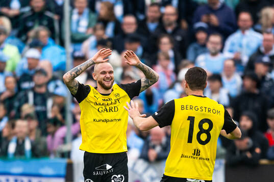 Mjällbys Adam Ståhl och Jacob Bergström jublar