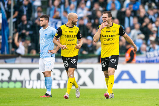 Mjällbys Viktor Gustafson och Jacob Bergström jublar