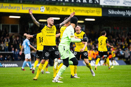 Mjällbys Adam Ståhl, målvakt Noel Törnqvist och Elliot