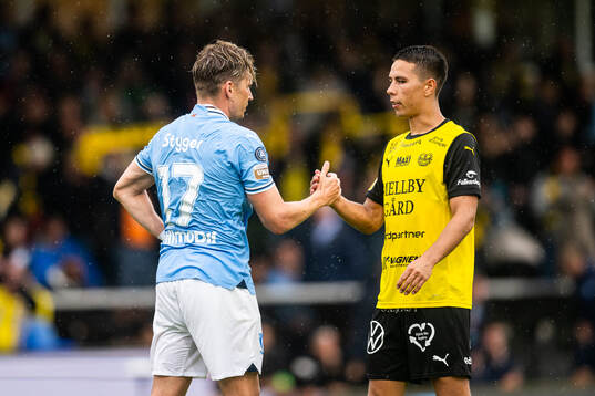 Malmö FFs Jens Stryger Larsen och Mjällbys Nicklas