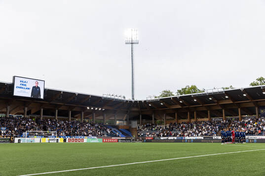 Sirius spelare samlas för en tyst minut för att hedra