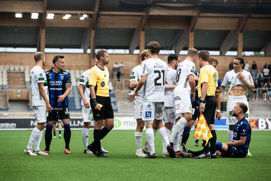 GAIS och Sirius spelare reagerar på domslut av Domare