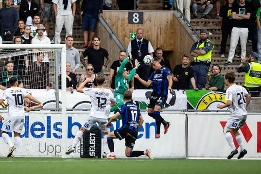 Sirius Henrik Castegren gör 1-0 bakom GAIS Mergim Krasniqi