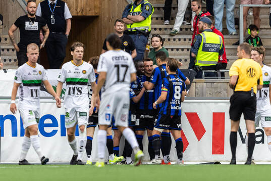 Sirius Henrik Castegren jublar med lagkamrater