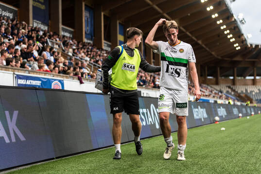 GAIS Robin Frej lämnar planen skadad