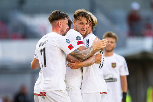 Brommapojkarnas spelare jublar