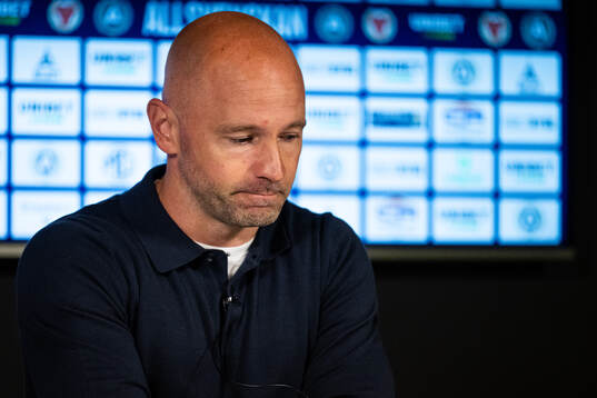 Kalmars tränare Stefan Larsson deppar vid en presskonferens