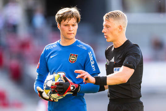 Brommapojkarnas målvakt Filip Sidklev i samtal med Domare