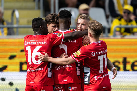Elfsborgs Sebastian Holmen jublar med lagkamrater