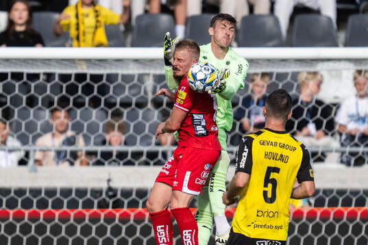 Elfsborgs Per Frick och Häckens målvakt Andreas Linde