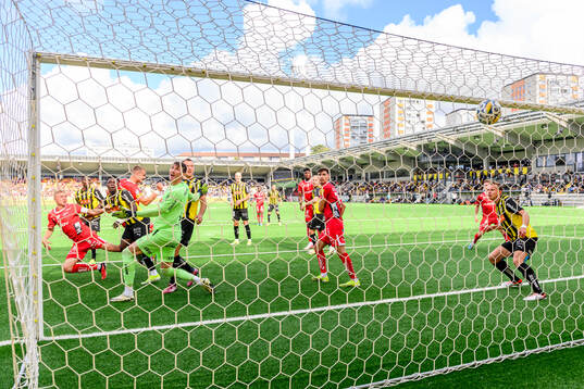 Elfsborgs Sebastian Holmen gör 1-1 bakom Häckens målvakt