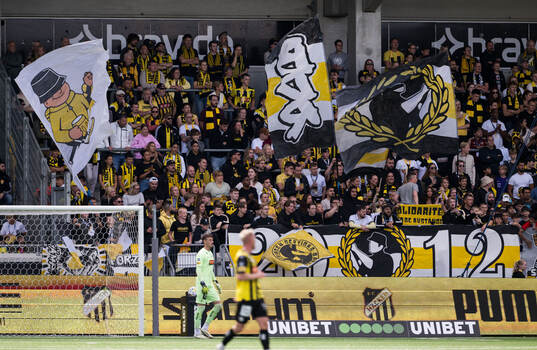 Häckens supporterar på läktaren