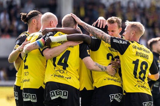 Häckens Simon Gustafson jublar med lagkamrater