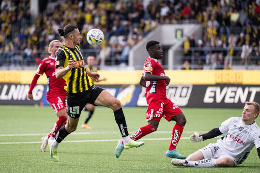 Häckens Amor Layouni och Elfsborgs målvakt Isak Pettersson