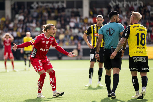 Elfsborgs Niklas Hult reagerar mot domare Mohammed Al-Hakim